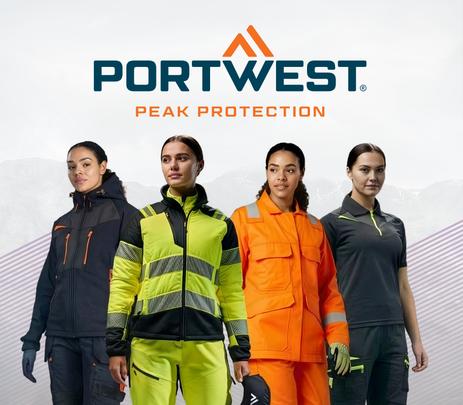 Quattro donne in abbigliamento da lavoro sono in piedi una accanto all&rsquo;altra. Sullo sfondo si vede un paesaggio montano sfumato con un motivo a strisce. Sopra &egrave; posizionato il logo blu e arancione del produttore Portwest.