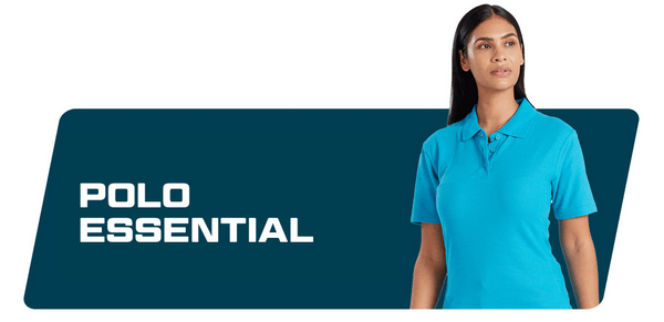 Striscione blu con la scritta "Essential Polo Shirts" e l'immagine di una donna dai capelli scuri che indossa una polo color acquamarina.