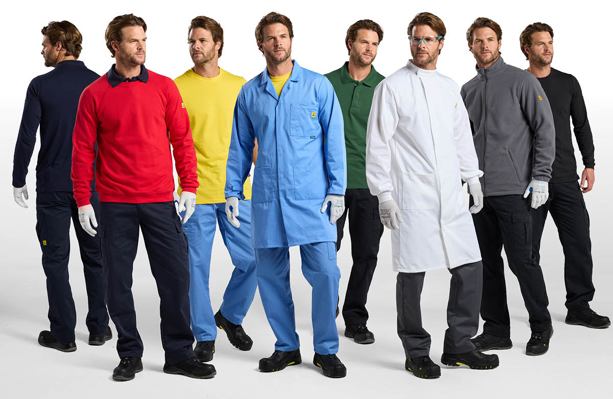 Otto uomini in abbigliamento ESD colorato in fila. È incluso un link al nostro abbigliamento ESD.