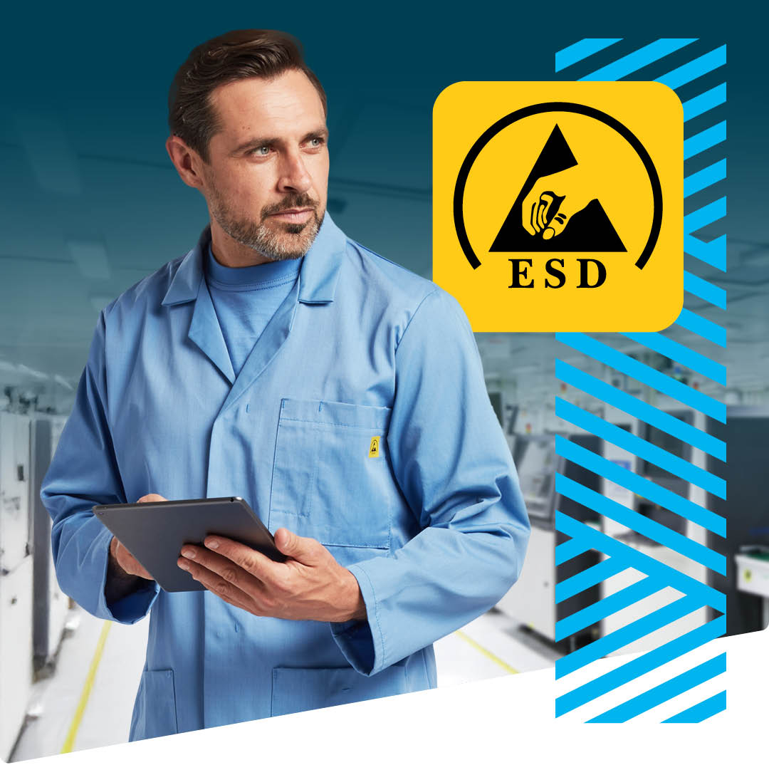 Un lavoratore con una giacca ESD blu tiene in mano un tablet. Sullo sfondo si vede apparecchiatura tecnica. A destra sono visibili una striscia con motivo color acquamarina e un quadrato giallo con il simbolo ESD.