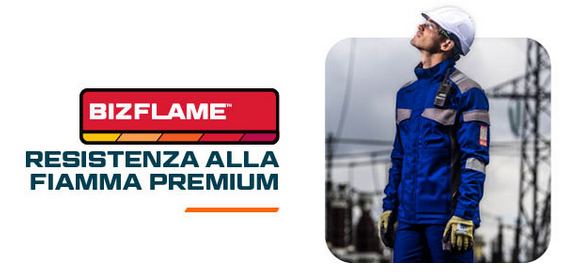 Logo della collezione Bizflame in rosso, nero e arancione con la didascalia: "Massima resistenza ignifuga". Accanto, l'immagine di un lavoratore con indumenti protettivi blu, guanti e casco bianco, che guarda verso l'alto. Sullo sfondo sono visibili linee elettriche e un palo della luce. È incluso un link alla collezione Bizflame.