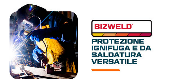 Immagine quadrata di una persona con attrezzatura da saldatura, casco e guanti, che tiene in mano una saldatrice che produce scintille e lavora su un pezzo di metallo. A destra sono presenti il ​​logo Bizweld nei toni del bianco, rosso e arancione e la didascalia: "Protezione versatile da fiamme e saldatori". Viene fornito un link agli articoli della collezione Bizweld.
