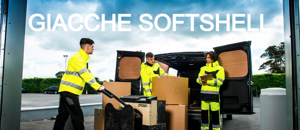 Tre uomini con giacche softshell gialle con strisce riflettenti stanno lavorando davanti a un furgone aperto con scatole e un transpallet. La scritta "GIACCHE SOFTSHELL" è scritta a grandi lettere bianche nella parte superiore dell'immagine.