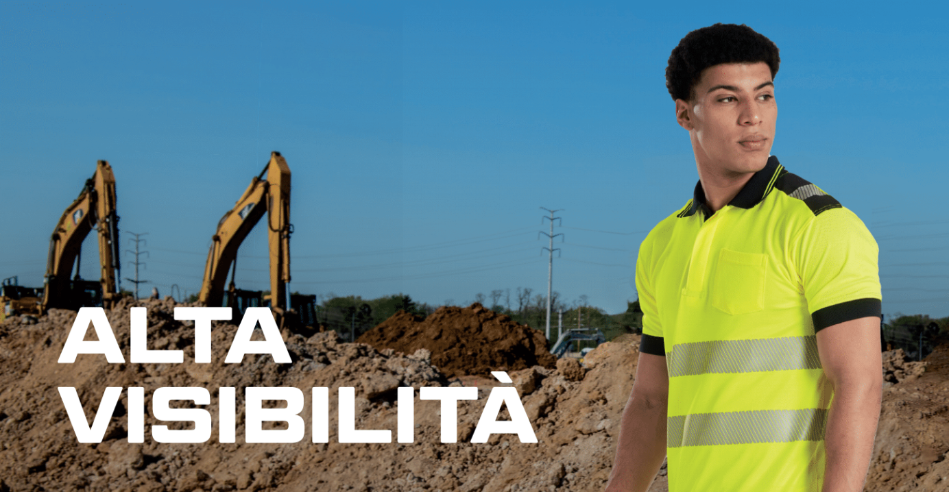 Lavoratori con una polo gialla di avvertimento davanti allo sfondo di un cantiere con gru arancioni, linee elettriche e cumuli di terra. La scritta bianca dice "High Visibility". Collegamento alla nostra raccolta di protezione dagli avvisi.