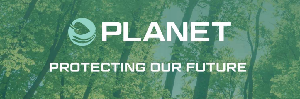 Foresta con striscione in verde trasparente e la scritta "PLANET - Protecting our future".