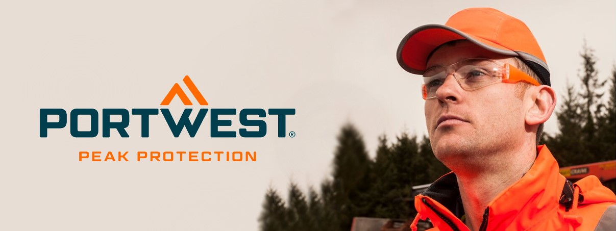 Un uomo in abiti da lavoro arancioni e un berretto arancione indossa occhiali di sicurezza e guarda in alto. Alla sua sinistra c'è il logo "Portwest Peak Protection" su uno sfondo chiaro con alberi verde scuro sullo sfondo. Il collegamento fornito conduce alla nostra selezione di tappi per paraurti.
