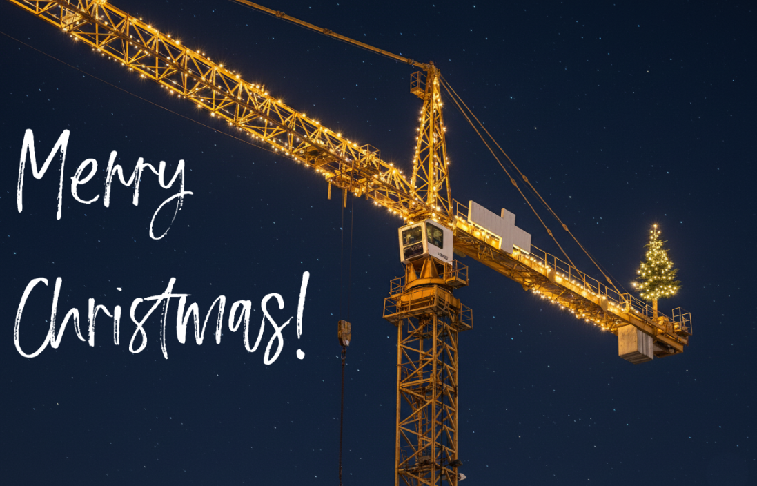 Scena notturna di una gru illuminata. All&rsquo;estremit&agrave; posteriore della gru si trova un albero di Natale con luci giallo caldo e sul lato sinistro dell&rsquo;immagine compare la scritta &lsquo;Merry Christmas&rsquo; in caratteri bianchi eleganti.