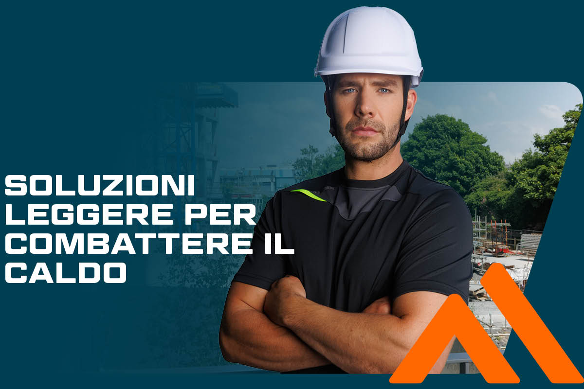 Un operaio edile con un casco bianco e una maglietta nera leggera e funzionale è in piedi con le braccia incrociate davanti a un cantiere edile estivo. A sinistra dell'immagine, la didascalia "Soluzioni leggere contro il caldo" è scritta in grassetto e in caratteri bianchi. Nell'angolo in basso a destra è presente un logo arancione con due "A" stilizzate.