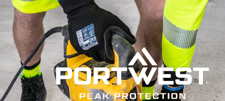 Lavoratore che indossa guanti antivibranti Portwest mentre utilizza un martello pneumatico giallo. Il logo Portwest bianco con la scritta "Peak Protection" è visualizzato in primo piano.