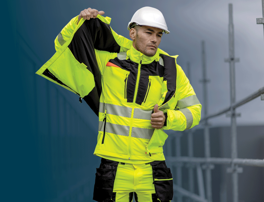 Lavoratore con casco in abbigliamento da lavoro Portwest Winter Hi-Vis