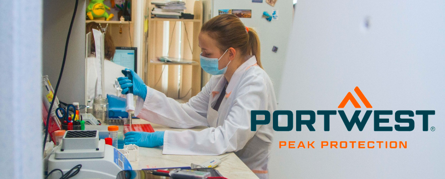 Scienziato in laboratorio che indossa un camice bianco, guanti blu e una maschera mentre lavora con una pipetta. Logo Portwest con lo slogan "Peak Protection" in primo piano.