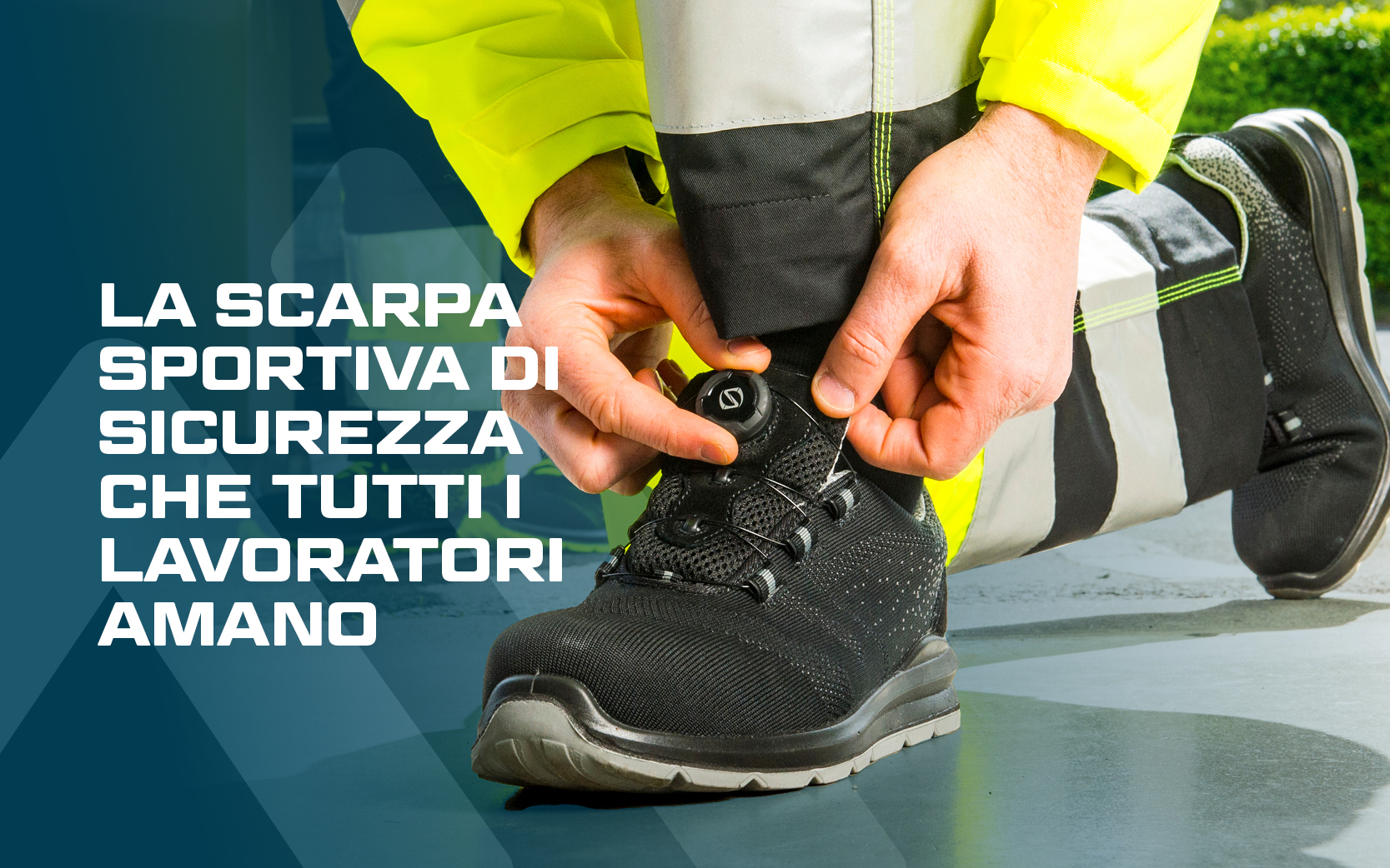 Scarpe antinfortunistiche basse nere con suola grigia, l'operaio in abbigliamento antinfortunistico giallo ad alta visibilità regola la scarpa sul piede con la pratica rotella di regolazione. Link al nostro catalogo di scarpe antinfortunistiche.