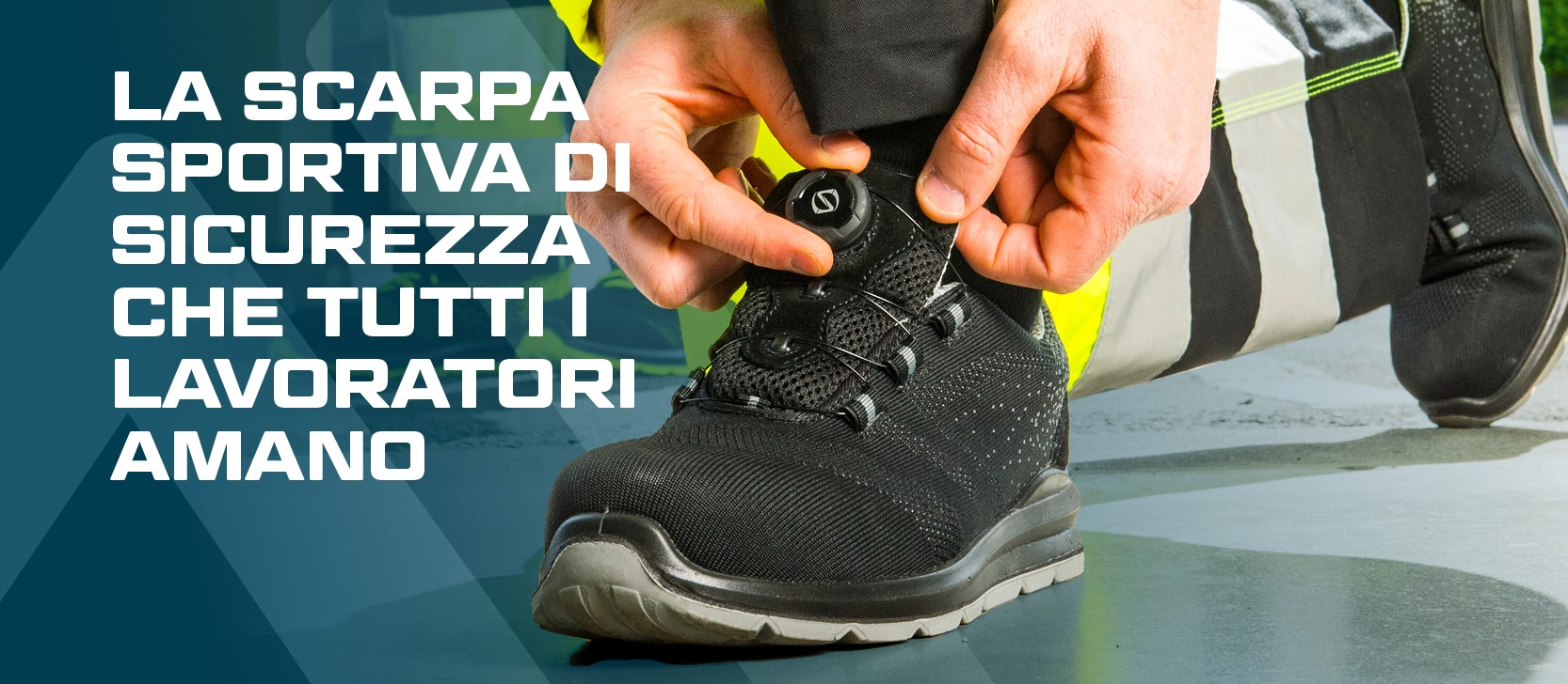 Scarpe antinfortunistiche basse nere con suola grigia, l'operaio in abbigliamento antinfortunistico giallo ad alta visibilità regola la scarpa sul piede con la pratica rotella di regolazione.