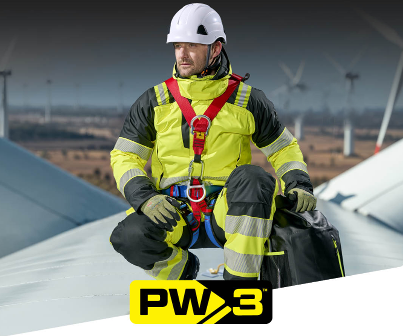 Lavoratore con abbigliamento da lavoro di sicurezza Portwest PW3 su una turbina eolica. &Egrave; presente un link alla collezione PW3.