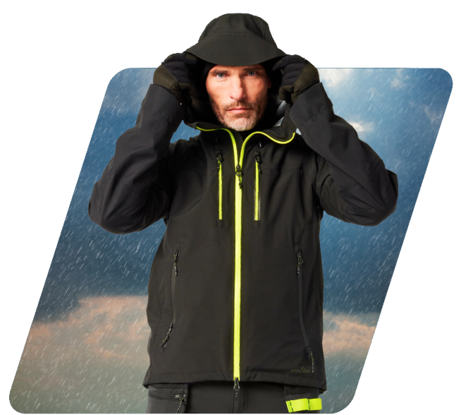 Un uomo con la barba che indossa un impermeabile nero con dettagli gialli. Indossa una giacca softshell con cappuccio, pantaloni coordinati e guanti. È incluso un link ai nostri indumenti antipioggia.