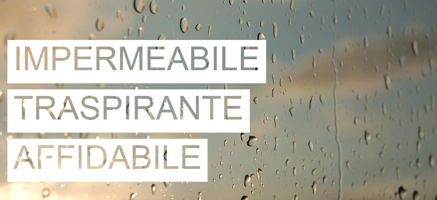 Una lastra di vetro con gocce d'acqua. Dietro, si vede un cielo azzurro con nuvole grigie. Le parole "Impermeabile, Traspirante, Affidabile" sono evidenziate in bianco e ritagliate.