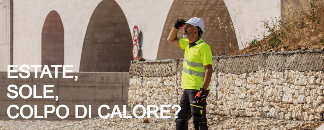 Lavoratore con maglietta ad alta visibilità gialla a maniche corte, elmetto bianco e guanti nero-arancio davanti a un prato bruciato dal sole. Titolo bianco: "Estate, sole, colpo di calore?"