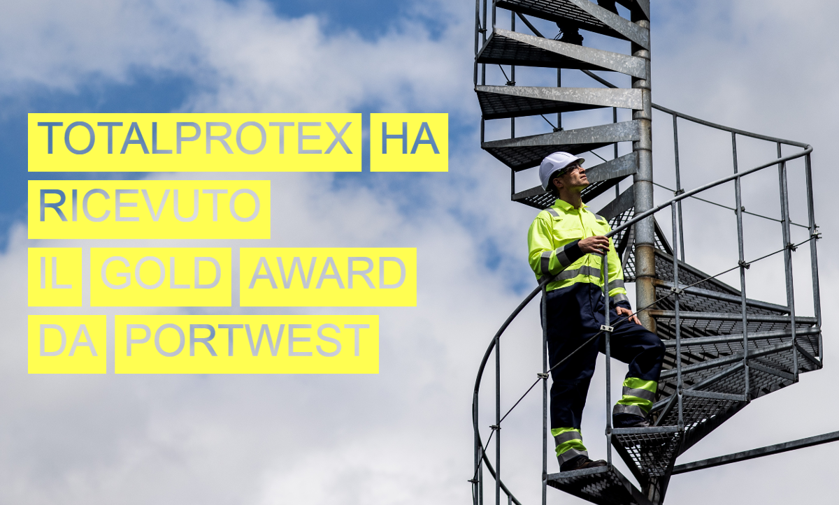 Un lavoratore in abbigliamento giallo d'avvertimento sale una scala a chiocciola e guarda il cielo. Sullo sfondo si vede un cielo azzurro con nuvole bianche. L'immagine è intitolata "Totalprotex ha ricevuto il Gold Award da Portwest".