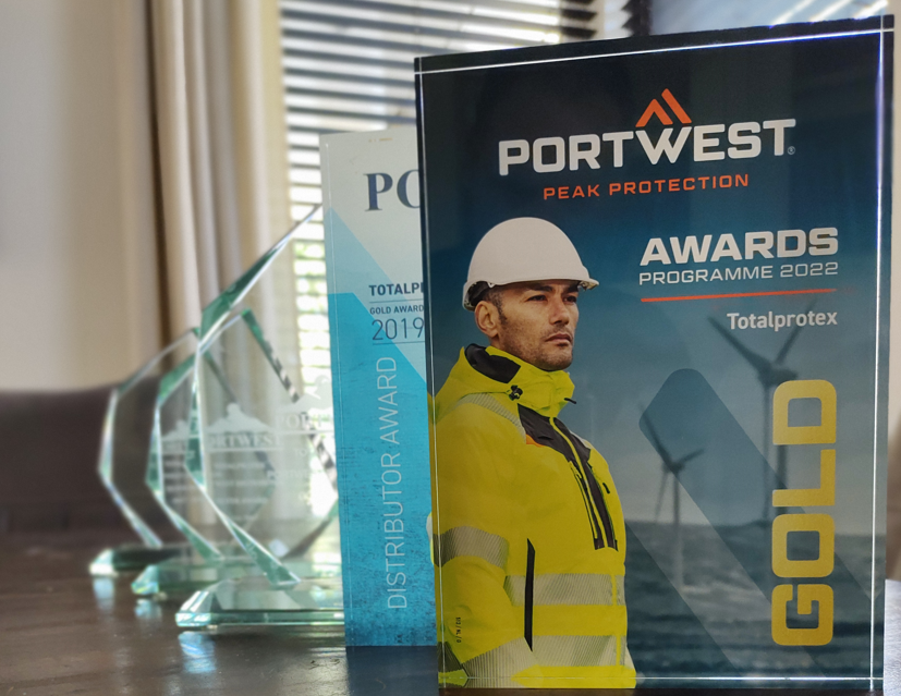 Nella foto potete vedere i vari premi che Totalprotex ha ricevuto. Il primo è il Portwest Gold Award.